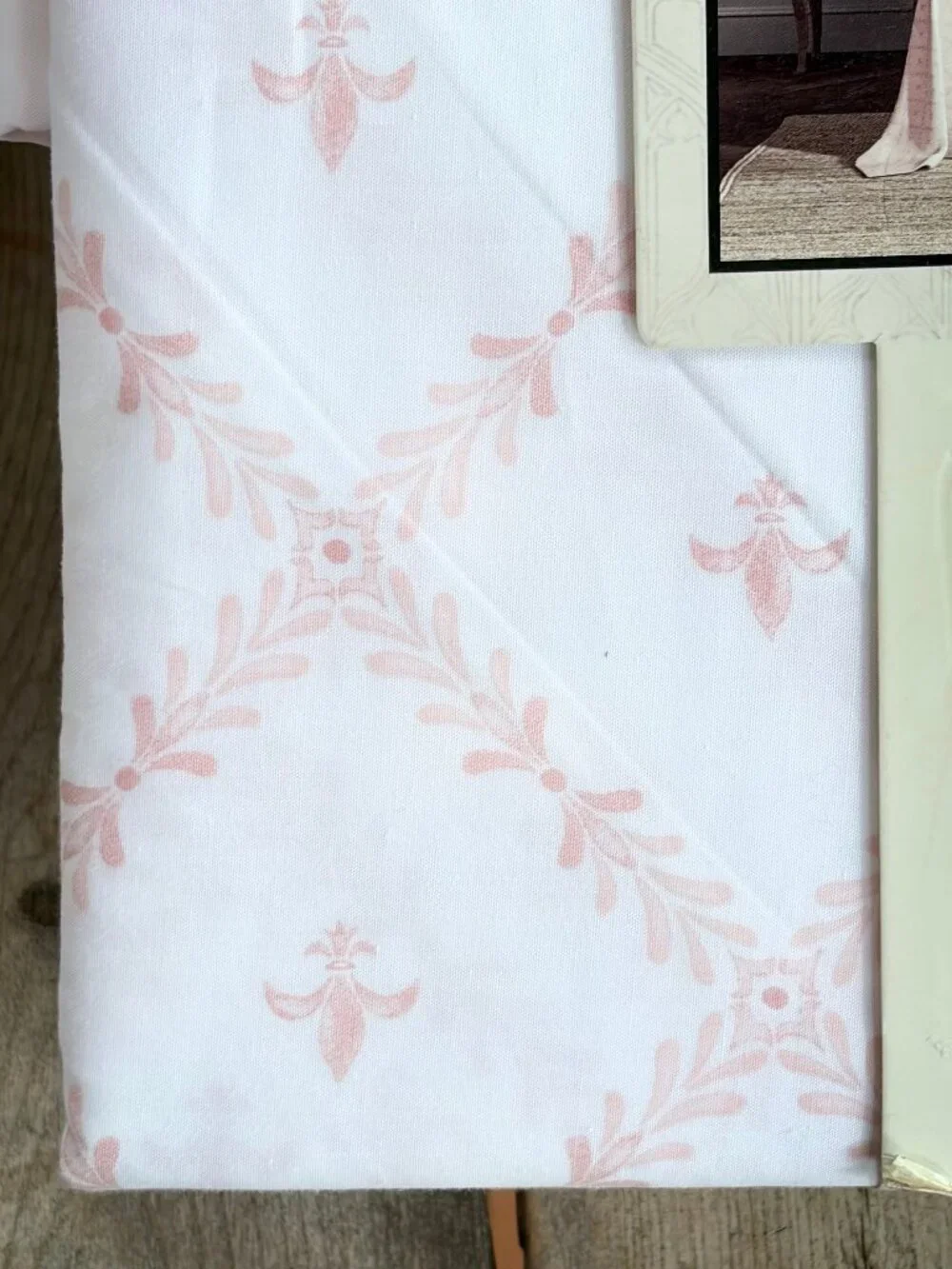 Historic Royal Palaces King Plaster Pink Fleur De Lis 100% Cotton Sheet Set